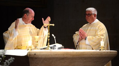Generalvikar Assmann und Pfarrer Kirchner bei einer gemeinsamen Messe im Dom. / © Beatrice Tomasetti (DR)
