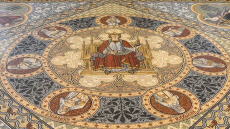 Im Zentrum des Fußbodenmosaiks vor dem Dreikönigenschrein mit den Sieben freien Künsten thront der Kaiser. / © Beatrice Tomasetti (DR)
