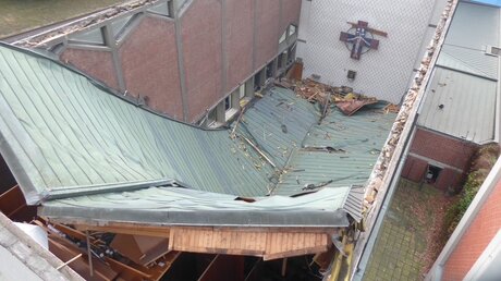 Blick der Drohne auf das zerstörte Dach der Sankt Elisabeth-Kirche in Kassel / © Feuerwehr Kassel