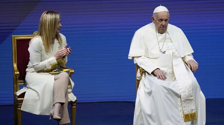 Papst Franziskus (r) und Giorgia Meloni / © Alessandra Tarantino (dpa)