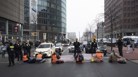 Mitglieder der Umwelt-Gruppe "Letzte Generation" blockieren eine Kreuzung / © Paul Zinken (dpa)