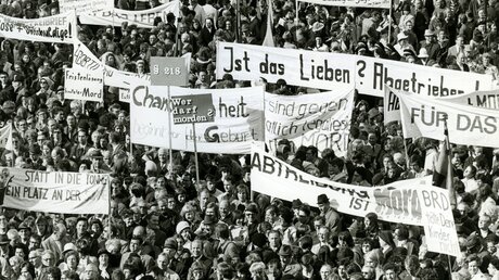 Demonstration gegen § 218 und gegen Abtreibung, für den Schutz des ungeborenen Lebens am 29. September 1973 in Bonn (KNA)