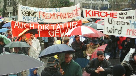 Demonstration gegen die Inthronisation von Wolfgang Haas als Erzbischof von Vaduz im Dezember 1997 / © Harald Oppitz (KNA)
