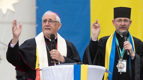 Gebhard Fürst (l), Bischof der Diözese Rottenburg-Stuttgart, und Bischof Bohdan Dzyurakh / © Marijan Murat (dpa)