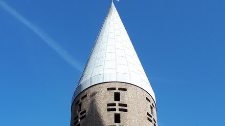 Die Turmspitze der vom Architekten Gottfried Böhm entworfenen Herz-Jesu-Kirche in Bergisch Gladbach / © Dagmar Peters (DR)