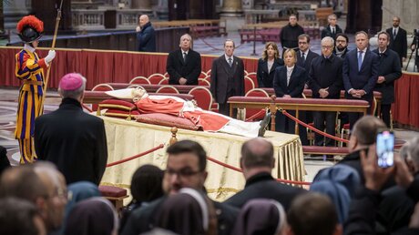 Der Leichnam des verstorbenen emeritierten Papst Benedikt XVI. ist im Petersdom öffentlich aufgebahrt / © Michael Kappeler (dpa)