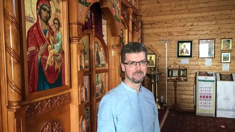 Evgeny Murzin, Gemeindepriester, in der Kirche der Russischen Orthodoxen Gemeinde im Stadtbezirk von Berlin Marzahn-Hellersdorf am 19. Mai 2022. / © Nina Schmedding (KNA)