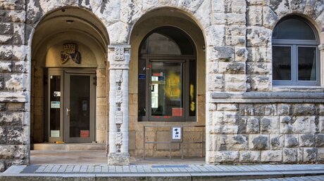Einschusslöcher sind auf einer verglasten Tür zu sehen. Sie wurden am Rabbinerhaus bei der Alten Synagoge in Essen entdeckt. / © Justin Brosch/ANC-NEWS (dpa)
