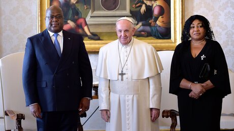 Felix Tshisekedi, Präsident der Demokratischen Republik Kongo, seine Frau Denise (r.) und Papst Franziskus im Januar 2020 / © Stefano Spaziani/Romano Siciliani (KNA)