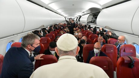 Fliegende Pressekonferenz mit Papst Franziskus im April 2022 / © Vatican Media/Romano Siciliani (KNA)