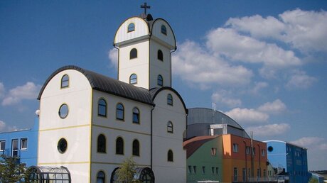 Erste private ökumenische Autobahnkirche, Eventhalle und Hotel in Geiselwind. (KNA)