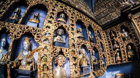 Deckenmosaiken aus menschlichen Knochen und Kopfreliquiare in der Goldenen Kammer der Kirche Sankt Ursula in Köln / © Henning Schoon (KNA)