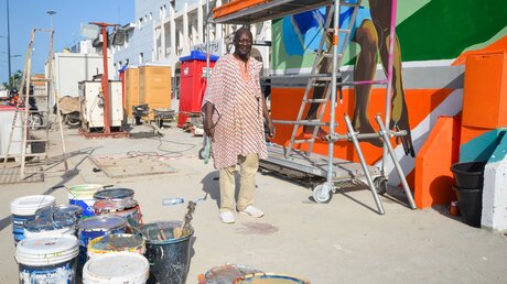Julien Sinzogan, Graffiti-Künstler und künstlerischer Leiter des Graffiti-Festivals Effet Graff, in Cotonou (Benin). / © Katrin Gänsler (KNA)