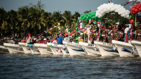 Bewohner des mexikanischen Fischerdorfs Barra de Chachalacas feiern die Jungfrau von Guadalupe. / © Hector Adolfo Quintanar Perez (dpa)