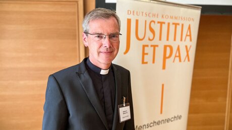 Heiner Wilmer, Bischof von Hildesheim und Vorsitzender von der Deutschen Kommission Justitia et Pax  / © Michael Kinnen (KNA)