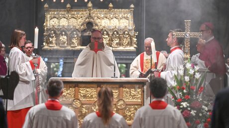 Helmut Dieser, Bischof von Aachen, spendet den Schlusssegen bei der Erhebungsfeier am 9. Juni 2023 im Dom in Aachen.  / © Harald Oppitz (KNA)