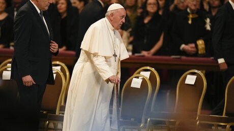 Papst Franziskus kommt mit Gehstock zur Feier des Hochfestes der Heiligen Petrus und Paulus / © Alessandra Tarantino (dpa)