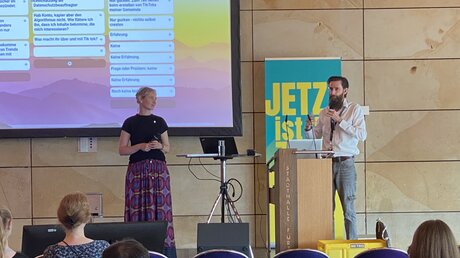 Kathrin Linz-Dinchel und Dr. Jürgen Pelzer beim evangelischen Kirchentag 2023 in Nürnberg / © Tim Helssen (DR)