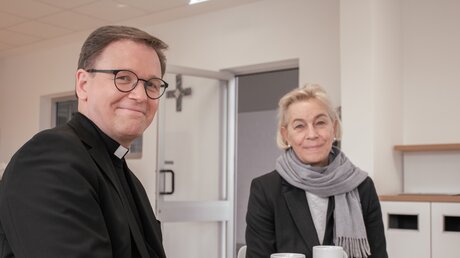Christoph Ohly und Martina Köppen in der Cafeteria der KHKT / © Gerald Mayer (DR)