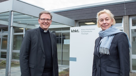 Christoph Ohly und Martina Köppen vor der Kölner Hochschule für Katholische Theologie / © Gerald Mayer (DR)