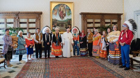 Papst Franziskus mit Indigenen aus Kanada / © Vatican Media/Romano Siciliani (KNA)