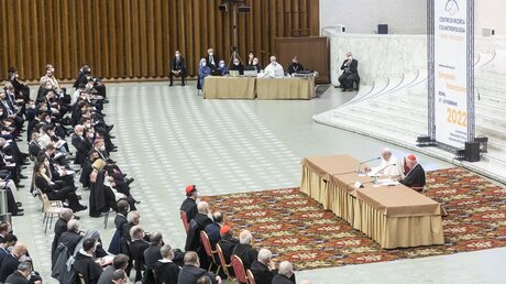 Papst Franziskus spricht bei der Eröffnung des internationalen Symposiums "Für eine Fundamentaltheologie des Priestertums" / © Stefano Dal Pozzolo/Romano Siciliani (KNA)