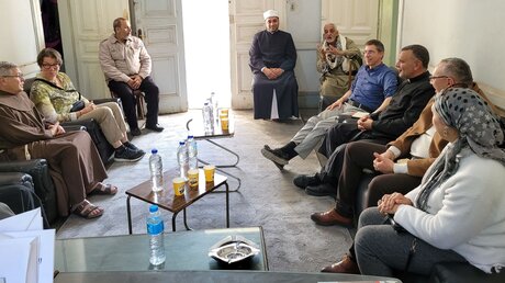 Nadim Ammann (vierter von rechts) bei einer Interreligioese Begegnung mit Beit el Ayla in Assiut, Ägypten / © Diözesanstelle Weltkirche - Weltmission (Erzbistum Köln)