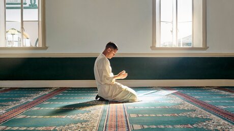 Gläubiger betet in einer Moschee / © PeopleImages.com - Yuri A (shutterstock)