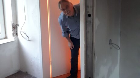 Jan Opiela schaut aus seiner Tür / © Sr. Emmanuela Kohlhaas (privat)