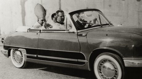 Angelo Giuseppe Roncalli, Patriarch von Venedig, fährt am 25. März 1958 mit einem Cabrio um die Wallfahrtskirche in Lourdes / © KNA-Bild (KNA)
