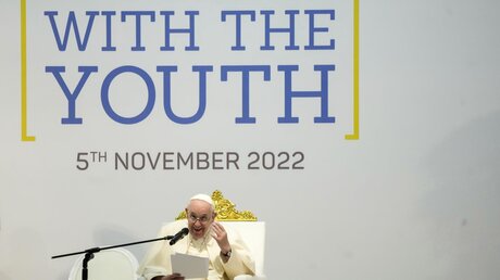 Papst Franziskus hält seine Rede während eines Treffens mit Jugendlichen in der Sacred Heart School / © Alessandra Tarantino (dpa)