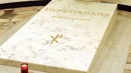 Eine Marmorplatte verschließt das Grab von Papst Johannes Paul II. in den Vatikanischen Grotten unter dem Petersdom am 2. Juli 2005 im Vatikan / © Harald Oppitz (KNA)