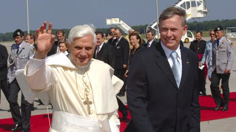 Ankunft von Papst Benedikt XVI. und Begrüßung durch Bundespräsident Horst Köhler (r.) auf dem Flughafen in Köln-Bonn am 18. August 2005 zum 20. Weltjugendtag in Köln. / © Pool (KNA)