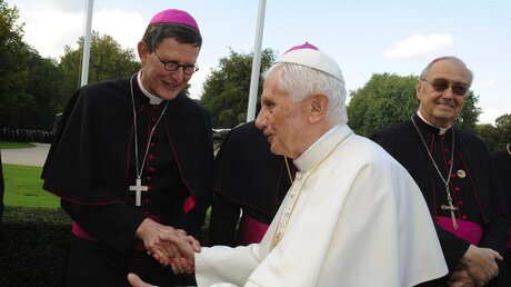 Der damailige Berliner Erzbischof Rainer Maria Woelki und Papst Benedikt XVI. im Jahr 2011 (KNA)