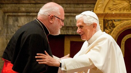 Kardinal Reinhard Marx und Papst Benedikt XVI. im Jahr 2012 / © Katharina Ebel (KNA)