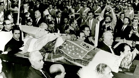 Der tote Papst Johannes XXIII. wird auf den Petersplatz getragen (KNA)