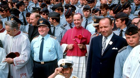 Bischof Franz Hengsbach (m.) bei der Internationalen Soldatenwallfahrt zum Marienwallfahrtsort Lourdes im Juni 1970 (KNA)