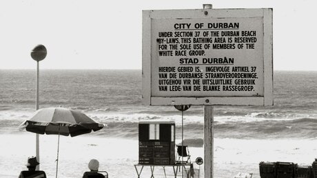 Ein Schild weist an einem Strand in Durban darauf hin, dass den Strand nur "Angehörige der weißen Rasse" nutzen dürfen.  / © Hans Knapp (KNA)