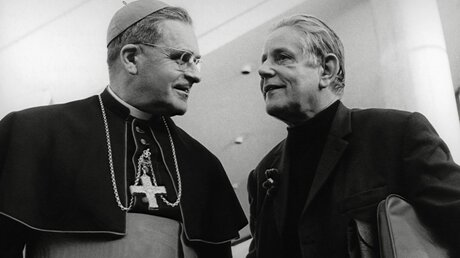 Kardinal Julius Döpfner, Erzbischof von München und Freising, und Mario von Galli, Redakteur und Publizist während des Weltkongresses der Katholischen Internationalen Union der Presse  am 2. Juli 1968 in Berlin (KNA)
