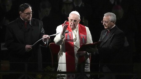 Papst Franziskus erteilt am Karfreitagabend seinen Segen, während des Kreuzwegs am Kolosseum. / © Alessandra Tarantino/AP (dpa)