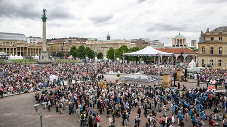 Teilnehmer auf dem Schlossplatz beim zentralen Gottesdienst des 102. Deutschen Katholikentags / © Harald Oppitz (KNA)