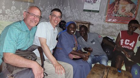 Burkhard Lemke und Nadim Ammann in einem Slum in Kibera. / © Ammann (Erzbistum Köln)
