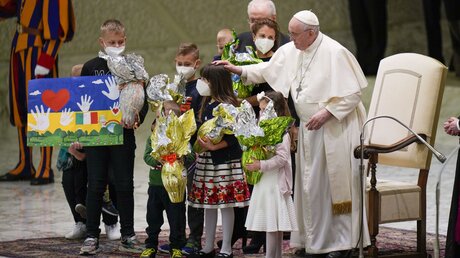 Papst Franziskus begrüßt während seiner wöchentlichen Generalaudienz ukrainische Flüchtlingskinder / © Alessandra Tarantino/AP (dpa)