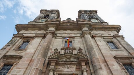 Regenbogenflagge über dem Eingang der Nürnberger Kirche St. Egidien / © Daniel Karmann (dpa)
