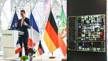 Hendrik Wüst, Ministerpräsident von Nordrhein-Westfalen, spricht nach der Besichtigung der Restaurierung der Notre-Dame-Fenster / © Oliver Berg (dpa)