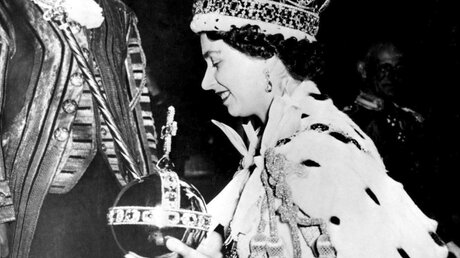 Die britische Königin Elizabeth II. verlässt die Westminster Abbey nach ihrer Krönungszeremonie. (Archivbild) / © AP (dpa)