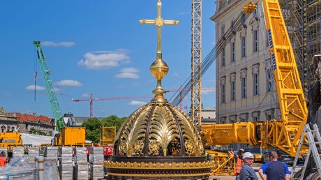 Die Kuppel wird auf das Humboldt-Forum gesetzt / © laranik (shutterstock)