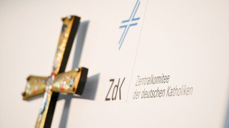Kreuz und Logo des ZdK / © Harald Oppitz (KNA)
