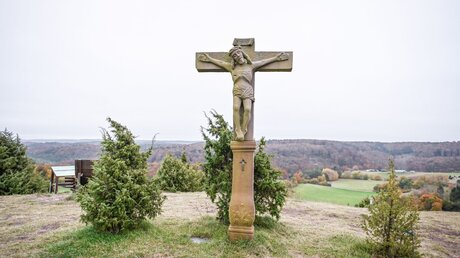 Kreuzweg in der Natur auf dem Kalvarienberg in Blankenheim. Zwölfte Kreuzwegstation zwischen Wacholderbüschen: Jesus stirbt am Kreuz. / © Julia Steinbrecht (KNA)