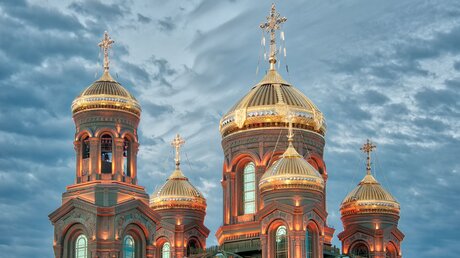 Die Kuppeln der Auferstehungskathedrale, Hauptkirche der russischen Streitkräfte in Kubinka bei Moskau, in der Dämmerung / © Arthur Lookyanov (shutterstock)